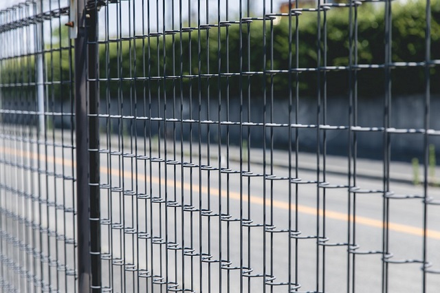 あなたの街のフェンス。材料の半分は私たちの鉄線です。