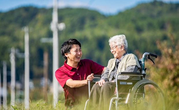 笑顔の中で活き活きと暮らせる「こやまケア」