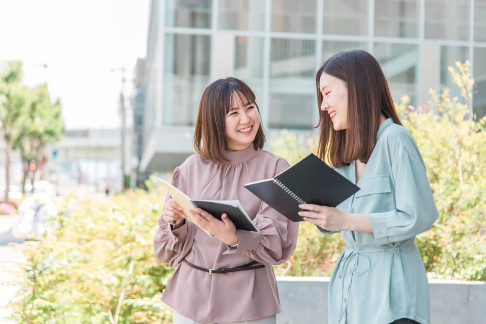 オープンキャンパスにいる女性二人の写真