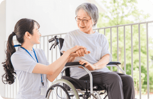 高齢者と介護士のイメージ画像